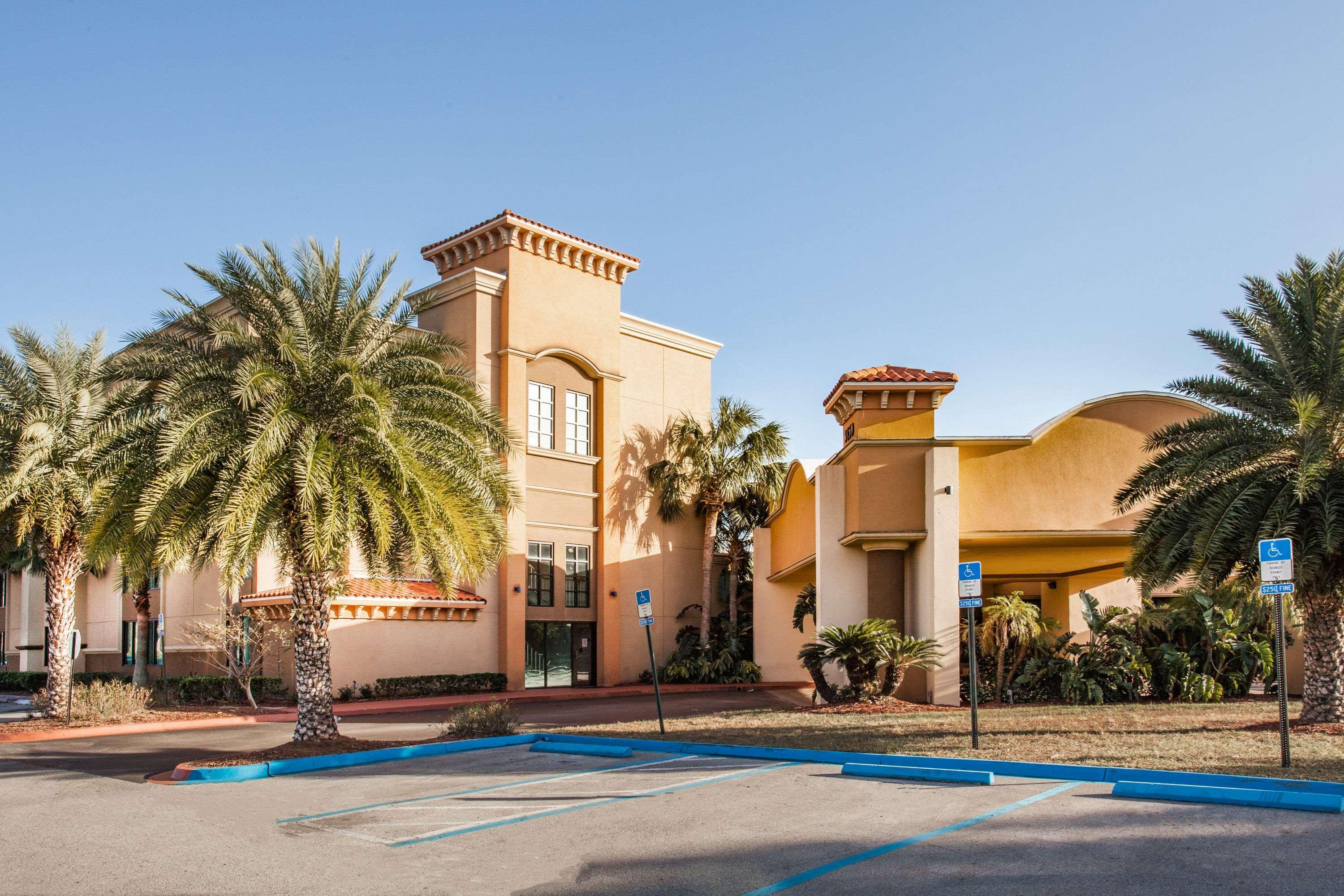 Ramada By Wyndham Jacksonville I-95 By Butler Blvd Exterior photo