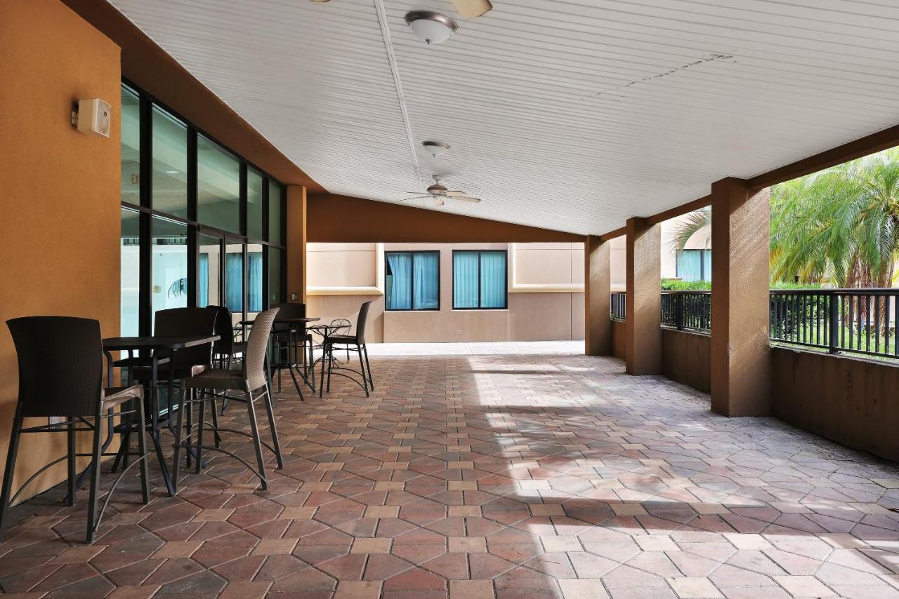 Ramada By Wyndham Jacksonville I-95 By Butler Blvd Exterior photo