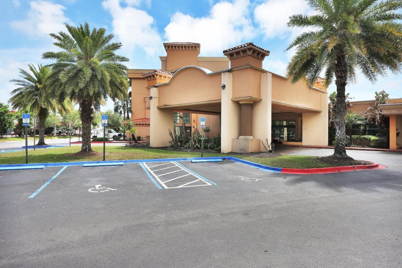 Ramada By Wyndham Jacksonville I-95 By Butler Blvd Exterior photo