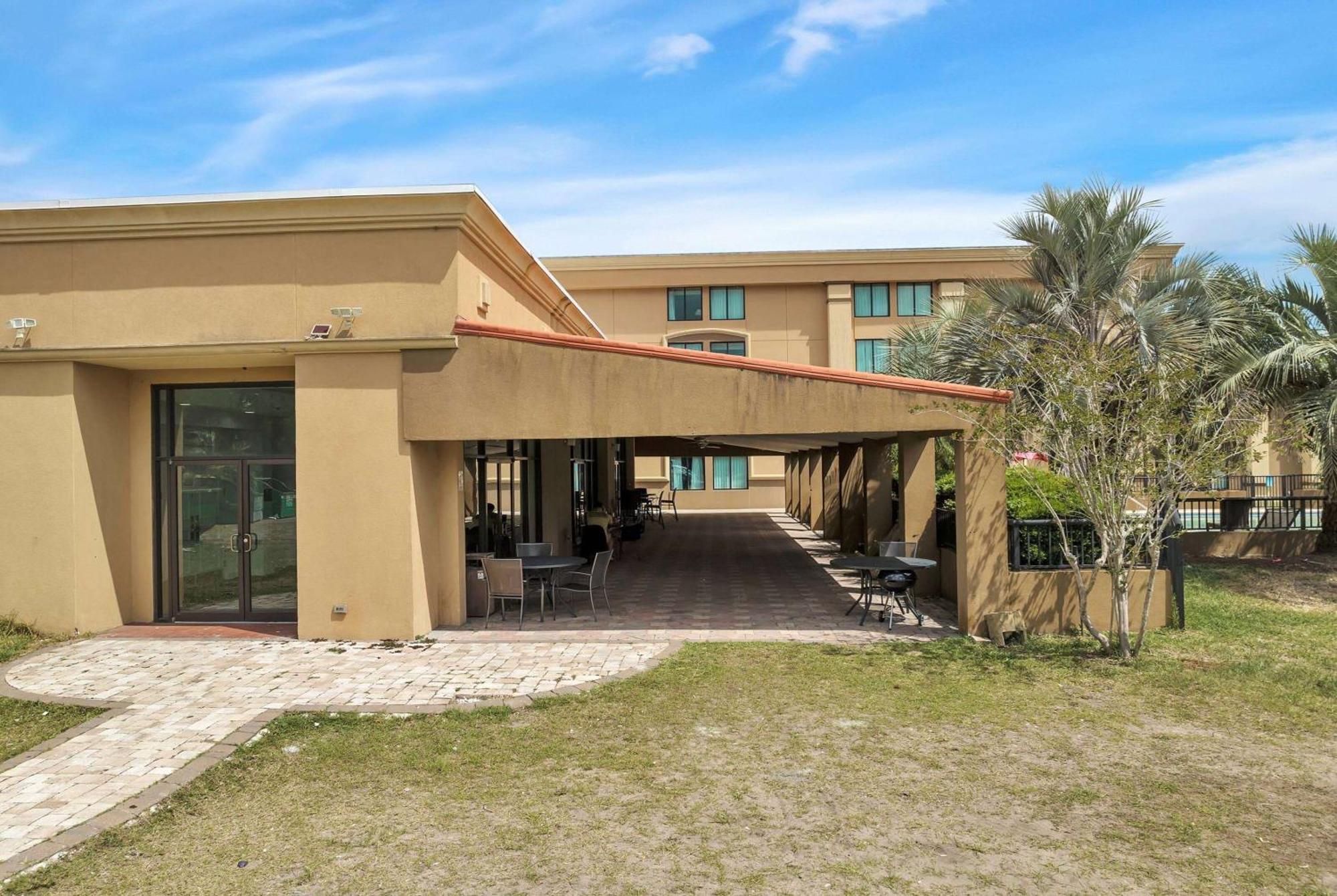 Ramada By Wyndham Jacksonville I-95 By Butler Blvd Exterior photo