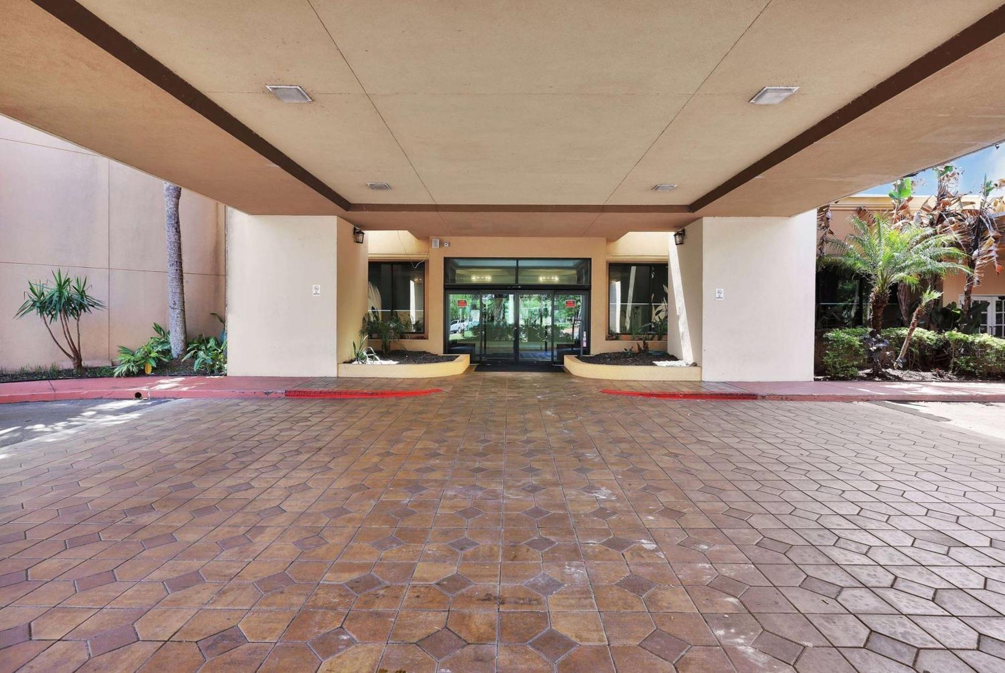 Ramada By Wyndham Jacksonville I-95 By Butler Blvd Exterior photo