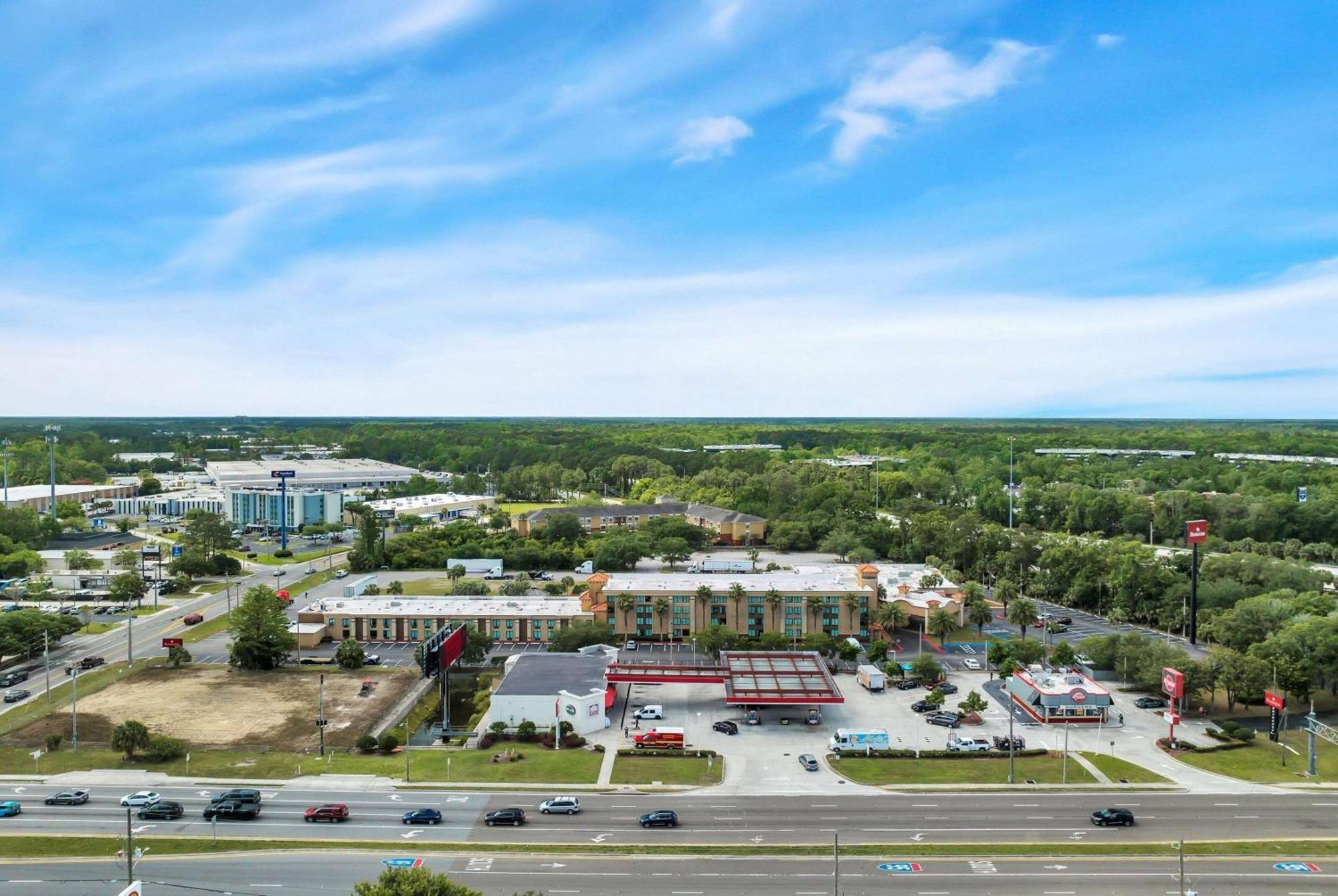 Ramada By Wyndham Jacksonville I-95 By Butler Blvd Exterior photo