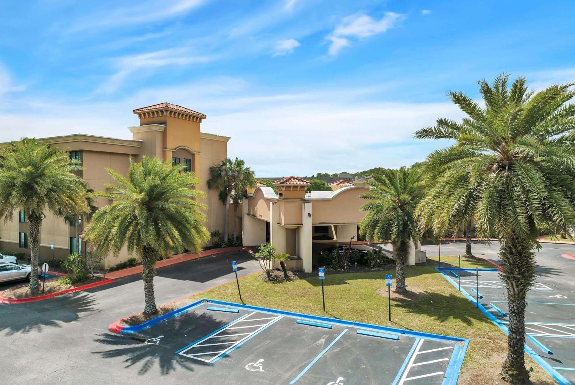 Ramada By Wyndham Jacksonville I-95 By Butler Blvd Exterior photo